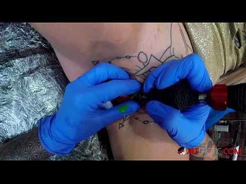 ❤️ Estremamente tatuato hottie Sully Savage ottenuto un tatuaggio sul suo clitoride ☑ Video di sessoal it.superpornpics.ru ️❤